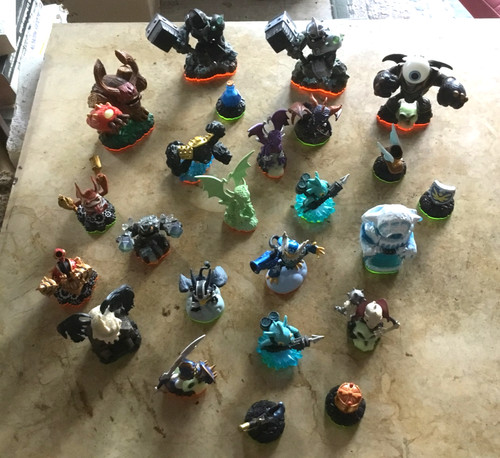 Lot figurines skylanders - 24,
